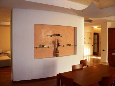 Арки, выступы и сочетание обоев